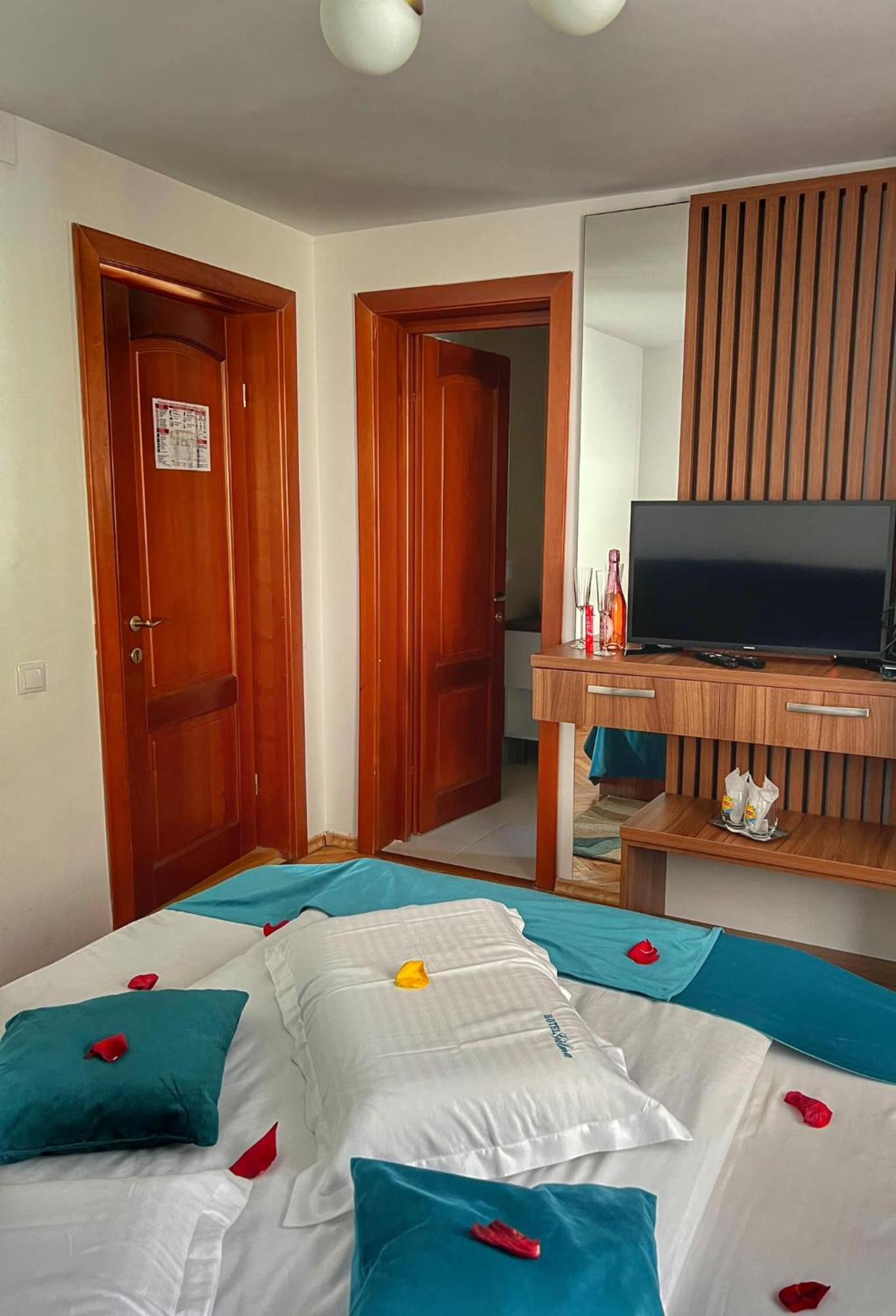 Hotel Gâlma Moroeni Buitenkant foto