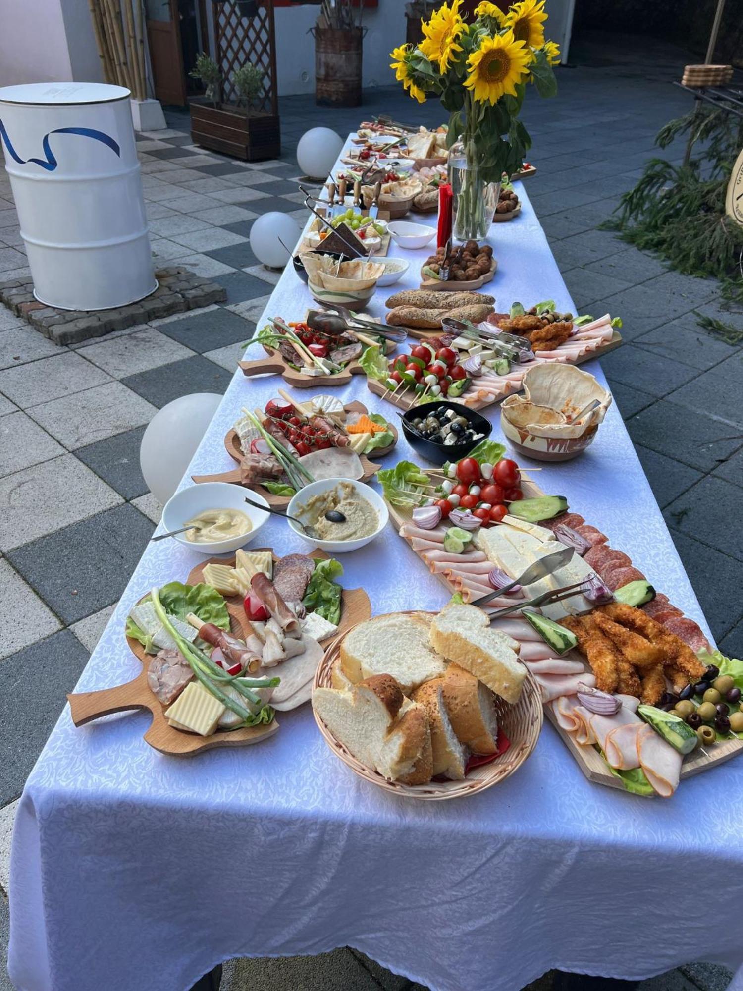 Hotel Gâlma Moroeni Buitenkant foto