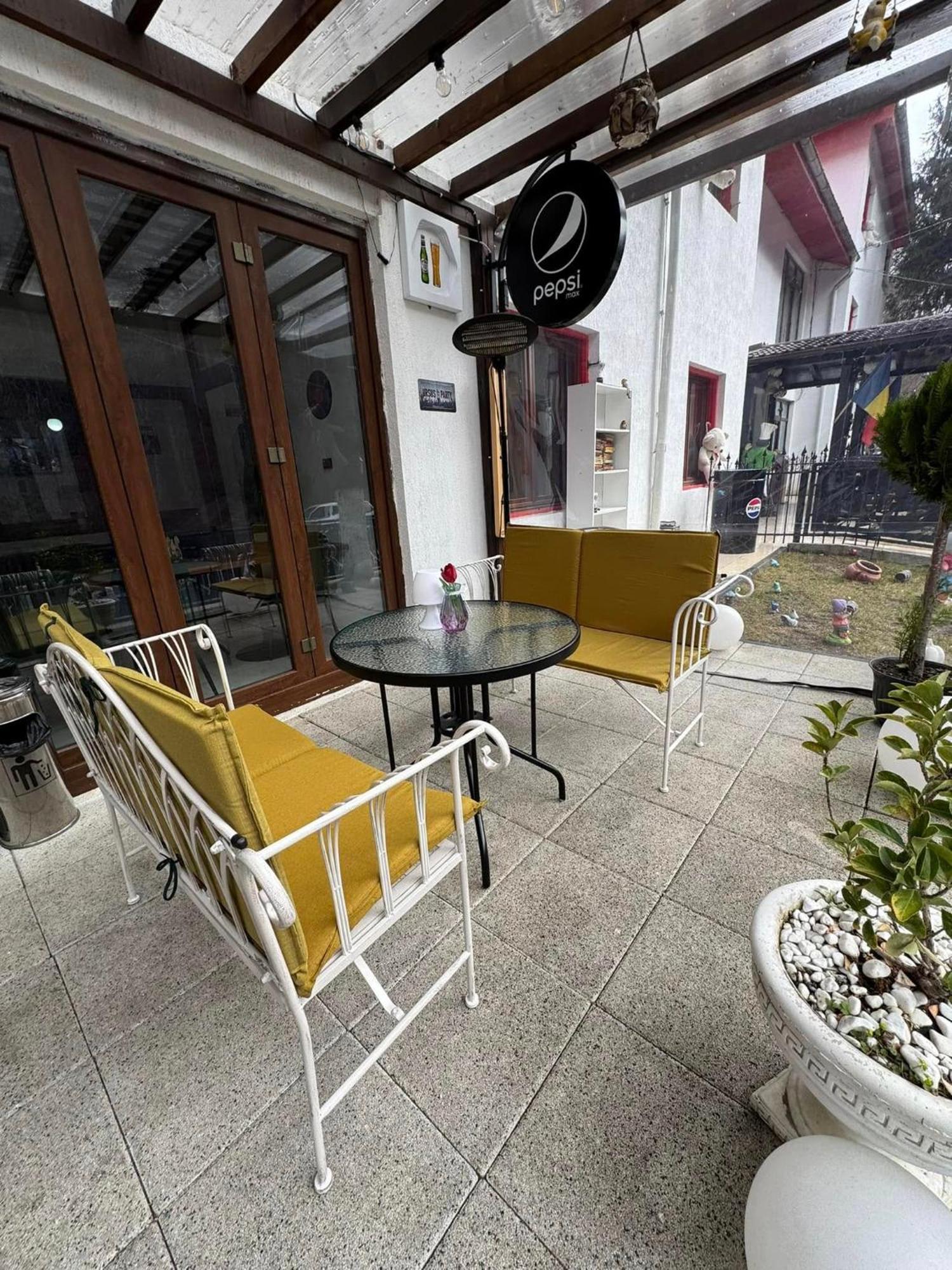 Hotel Gâlma Moroeni Buitenkant foto